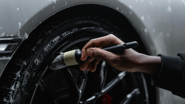 راهنمای کامل نظافت و براق‌کردن خودرو در خانه